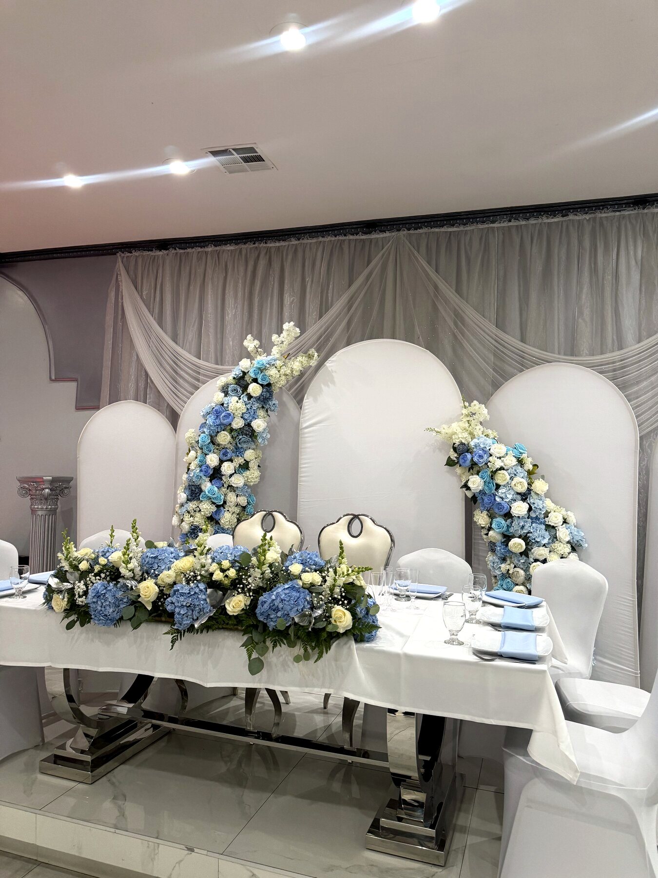 The head table beneath its floral arch